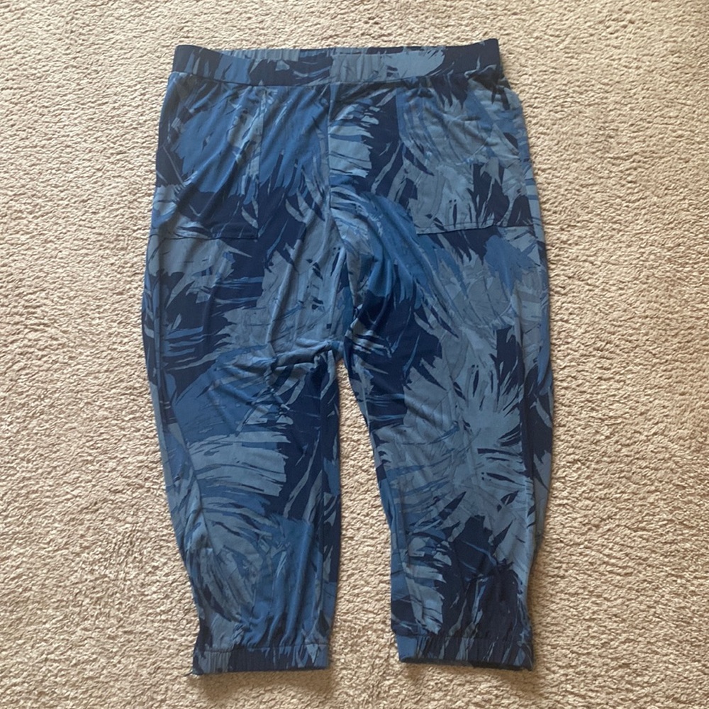 Lisa Rinna navy print cropped pants with pockets. Size large QVC new no tags.